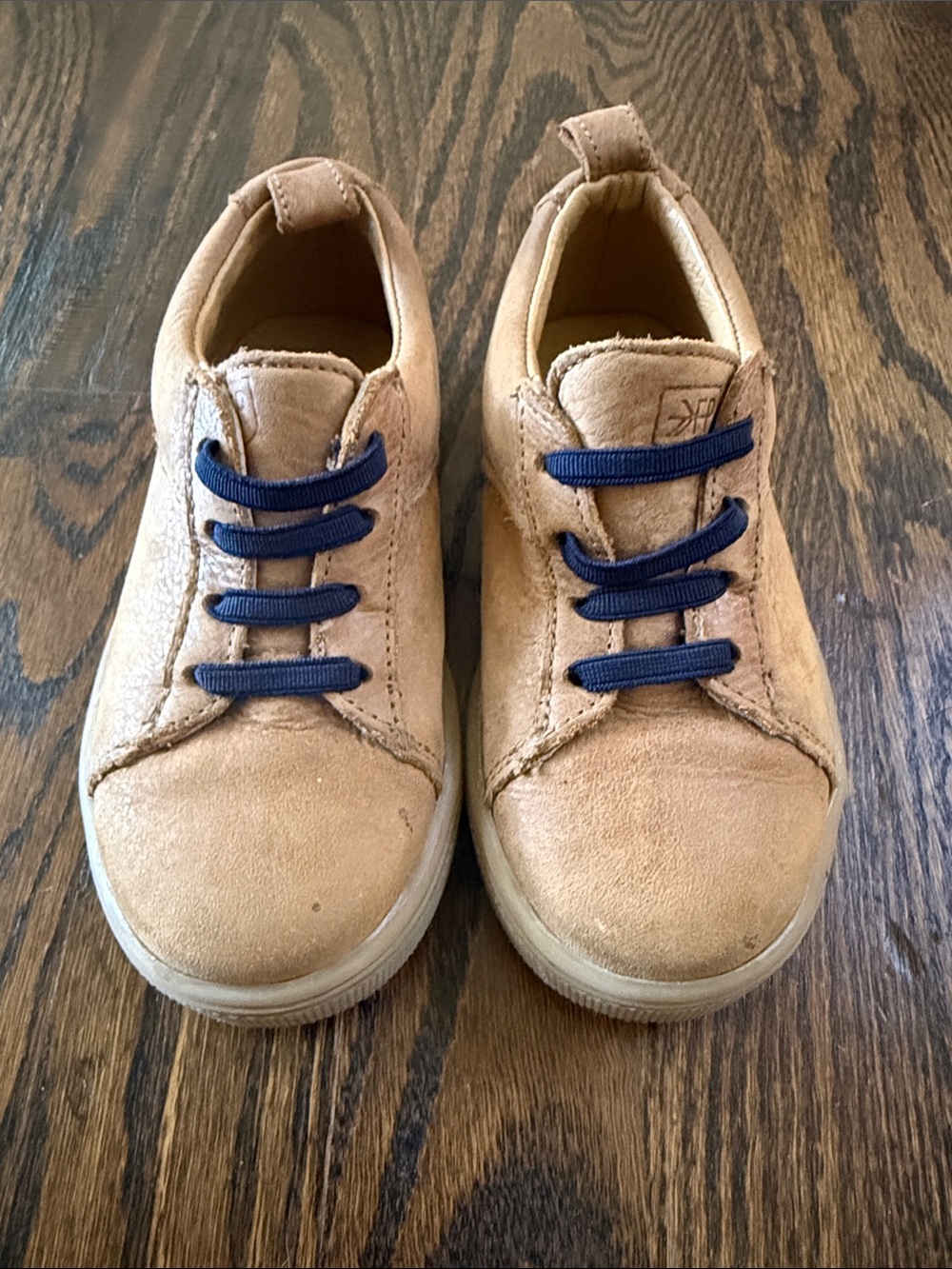 Freshly Picked Kids Leather Sneakers in Tan with Navy Elastic Laces